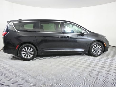 Used 2023 Chrysler Pacifica Limited FWD image 7