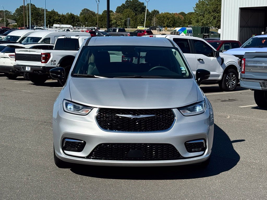 Used 2024 Chrysler Pacifica Touring-L FWD image 5