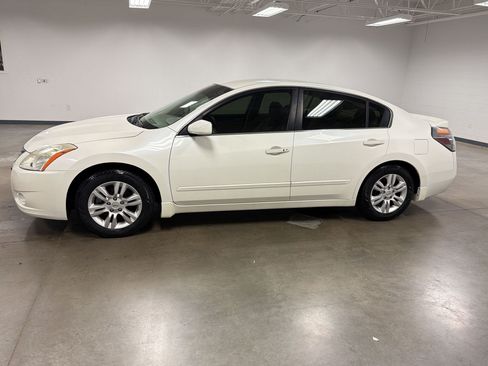 Used 2011 Nissan Altima 2.5 S w/ Special Edition Pkg FWD image 2