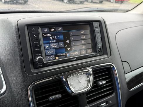 Used 2013 Chrysler Town & Country Touring FWD image 25