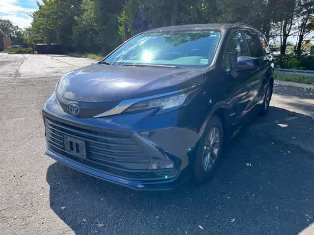 Used 2023 Toyota Sienna LE FWD image 1