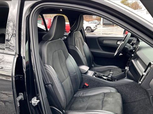 Used 2021 Volvo XC40 T5 R-Design w/ Advanced Package image 9