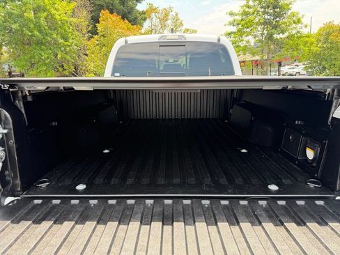 Used 2022 Toyota Tacoma Limited w/ Black Out Package (TMS) AWD/4WD image 10