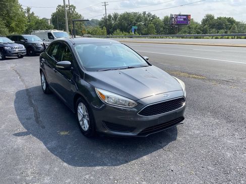 Used 2017 Ford Focus SE FWD image 4