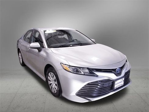 Used 2020 Toyota Camry LE image 9
