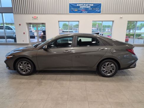Used 2024 Hyundai Elantra SEL FWD image 12