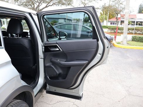 Used 2023 Mitsubishi Outlander SE image 26