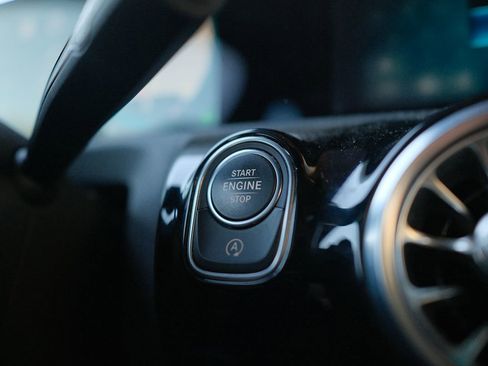 Used 2021 Mercedes-Benz CLA 250 image 21