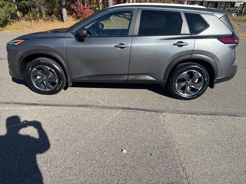 Used 2024 Nissan Rogue SV w/ SV Premium Package image 6