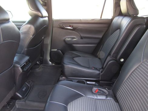 Used 2023 Toyota Highlander XSE FWD image 15