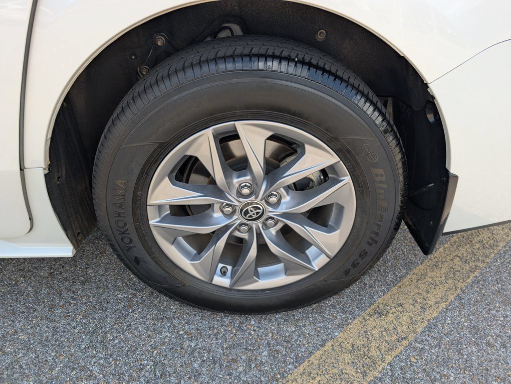 Used 2025 Toyota Sienna XLE w/ XLE Plus Package FWD image 31