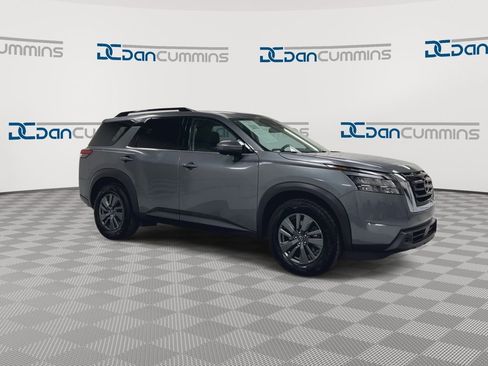Used 2024 Nissan Pathfinder SV image 2