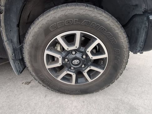 Used 2018 Toyota Tundra Limited w/ Limited Premium Package AWD/4WD image 33