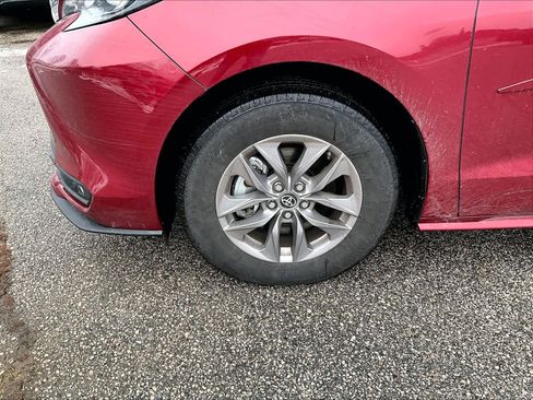 Certified 2025 Toyota Sienna XLE image 4