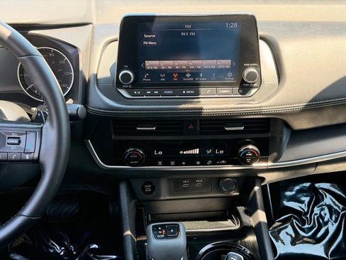 Used 2025 Nissan Rogue SV FWD image 18