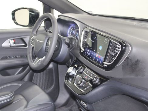 Used 2025 Chrysler Pacifica Select FWD image 29