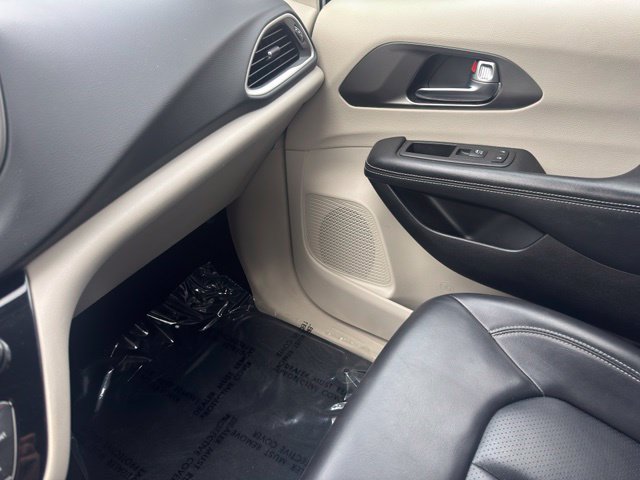 Used 2023 Chrysler Pacifica Touring-L FWD image 26