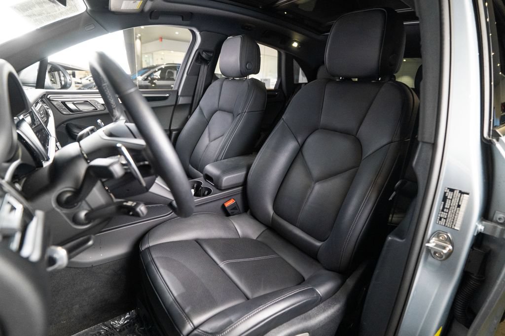 Certified 2025 Porsche Macan AWD/4WD image 5