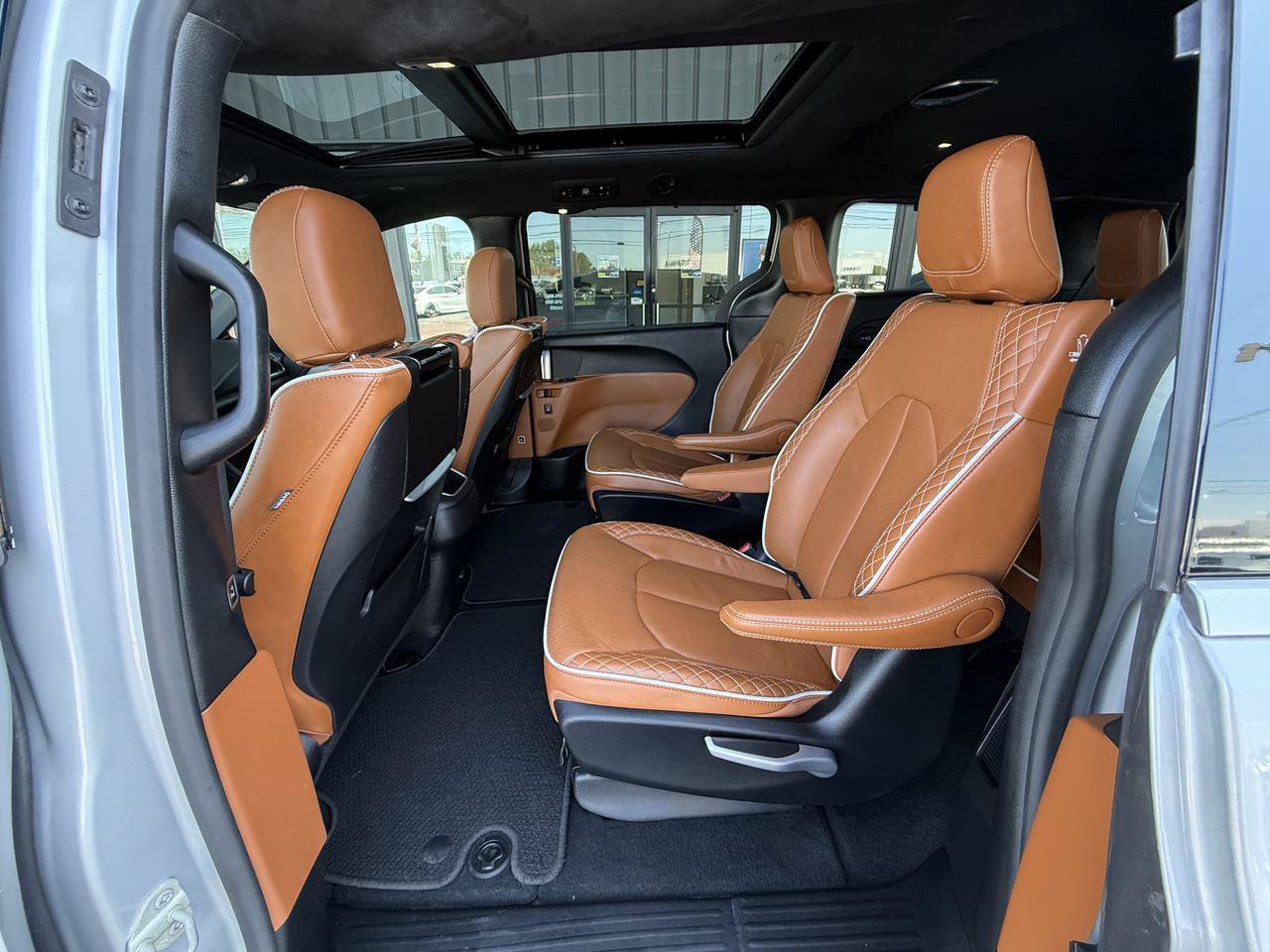 Used 2024 Chrysler Pacifica Pinnacle FWD image 48