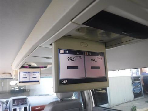 Used 2009 Chrysler Town & Country Touring image 40