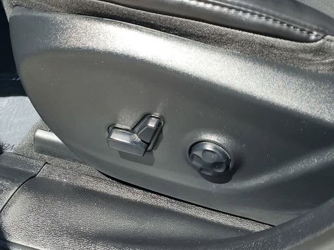 Used 2019 Jeep Cherokee Latitude Plus w/ Comfort/Convenience Group image 19