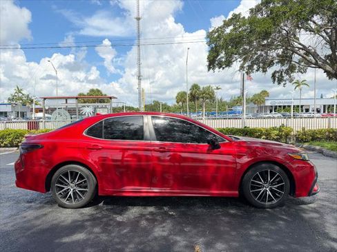 Used 2022 Toyota Camry SE w/ Convenience Package FWD image 3