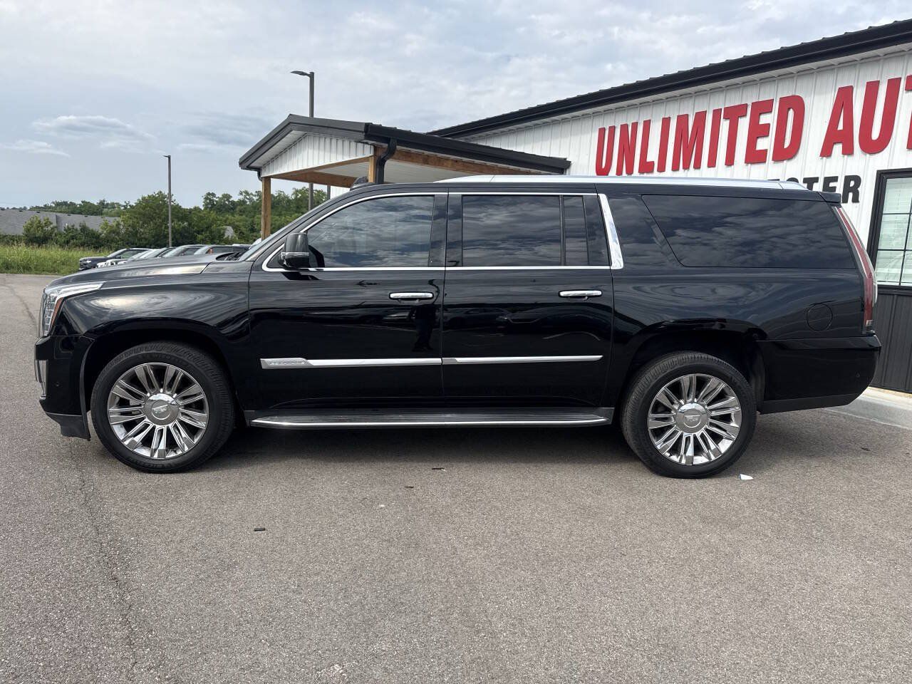 Used 2017 Cadillac Escalade ESV Luxury RWD image 12