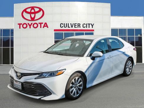 Certified 2018 Toyota Camry LE image 1