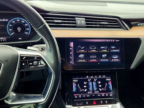 Used 2019 Audi e-tron Prestige w/ Prestige Package image 17