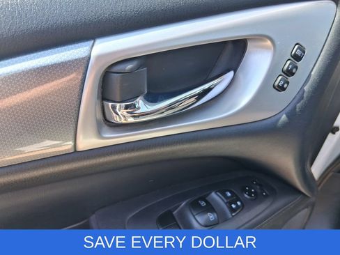 Used 2019 Nissan Pathfinder SL FWD image 9