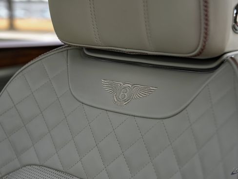 Used 2020 Bentley Bentayga Plug-In Hybrid AWD/4WD image 40