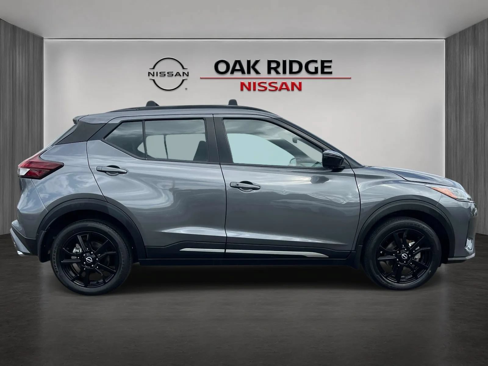 Used 2023 Nissan Kicks SR w/ Exterior Package FWD image 2