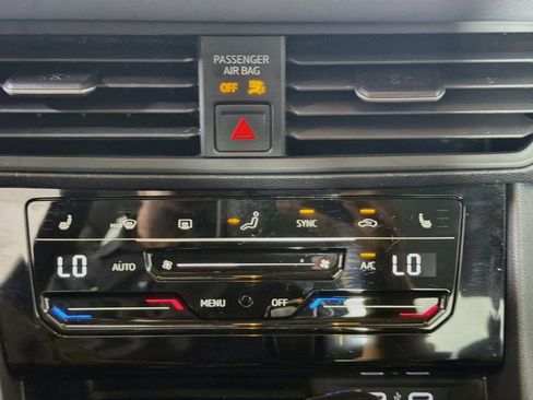 Used 2025 Volkswagen Jetta SE FWD image 22
