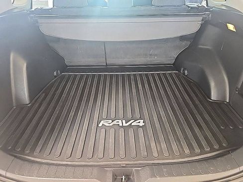 Used 2019 Toyota RAV4 LE AWD/4WD image 31