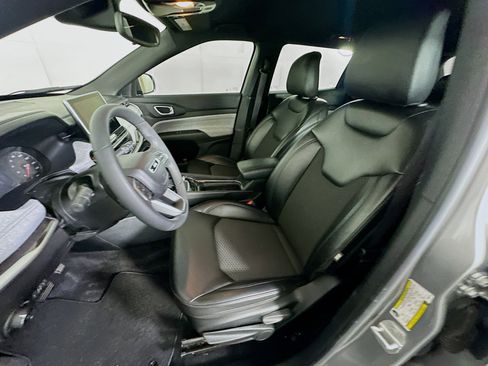 Used 2023 Jeep Compass Latitude image 13