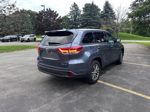 Used 2019 Toyota Highlander XLE AWD/4WD image 3