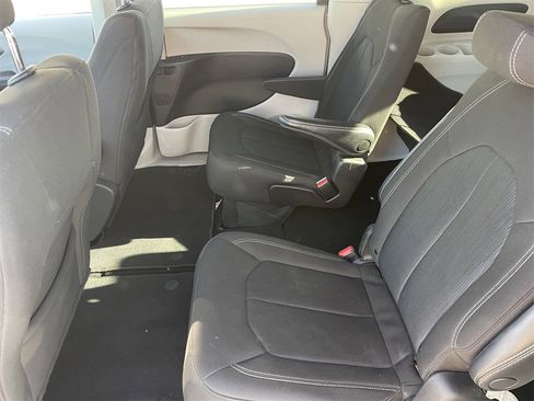 Used 2022 Chrysler Voyager LX image 13
