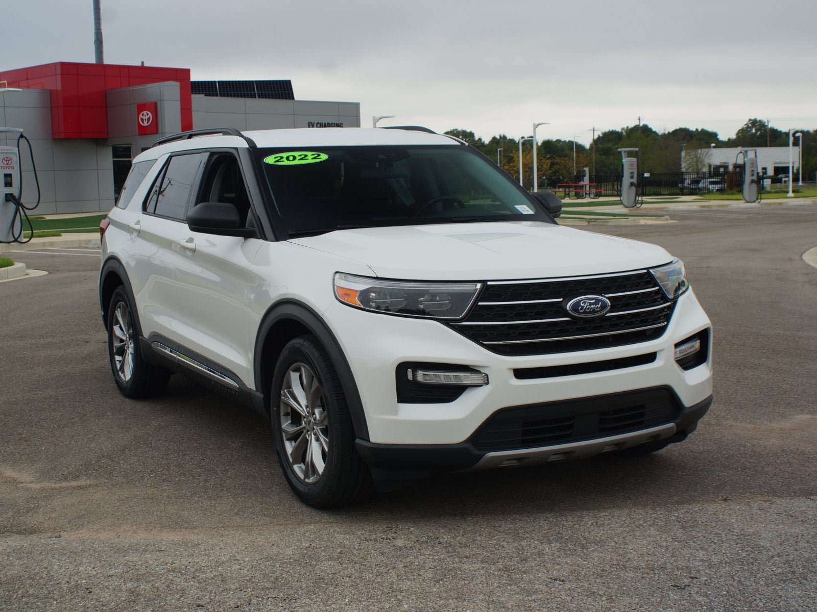Used 2022 Ford Explorer XLT w/ Equipment Group 202A RWD image 2