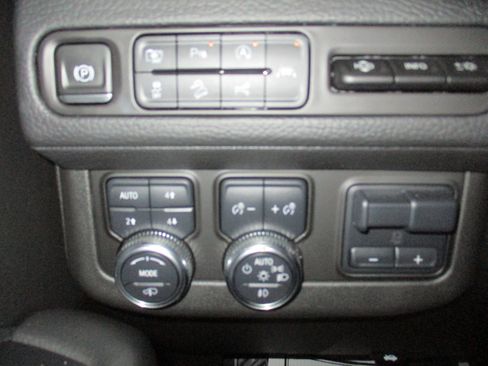 Certified 2024 GMC Yukon Denali w/ Advanced Technology Package AWD/4WD image 35
