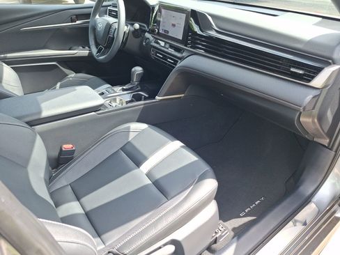 Used 2025 Toyota Camry SE w/ Convenience Package image 32