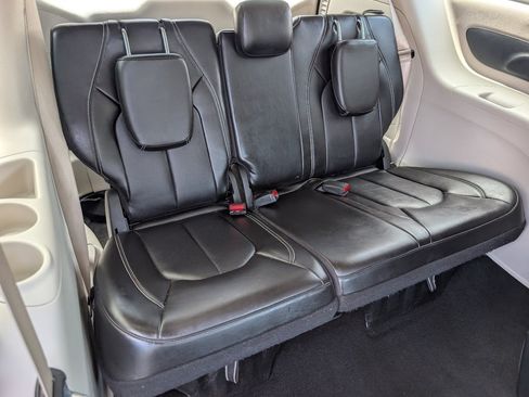 Used 2024 Chrysler Pacifica Touring-L FWD image 6