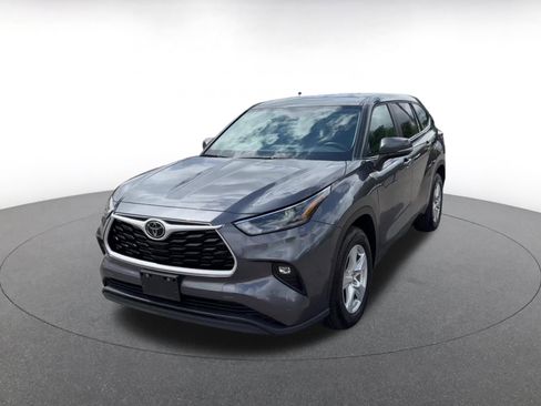 Used 2025 Toyota Highlander LE FWD image 4