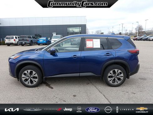 Used 2023 Nissan Rogue SV image 2