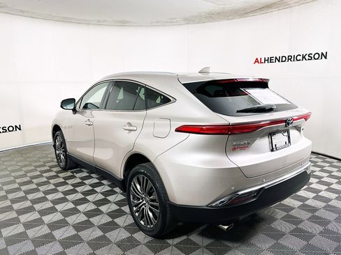 Used 2023 Toyota Venza LE image 5