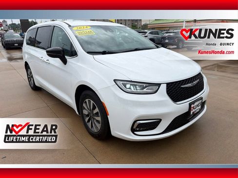 Used 2024 Chrysler Pacifica Limited FWD image 1