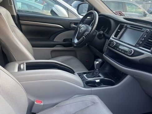 Used 2017 Toyota Highlander Limited w/ Carpet Mat Package AWD/4WD image 5