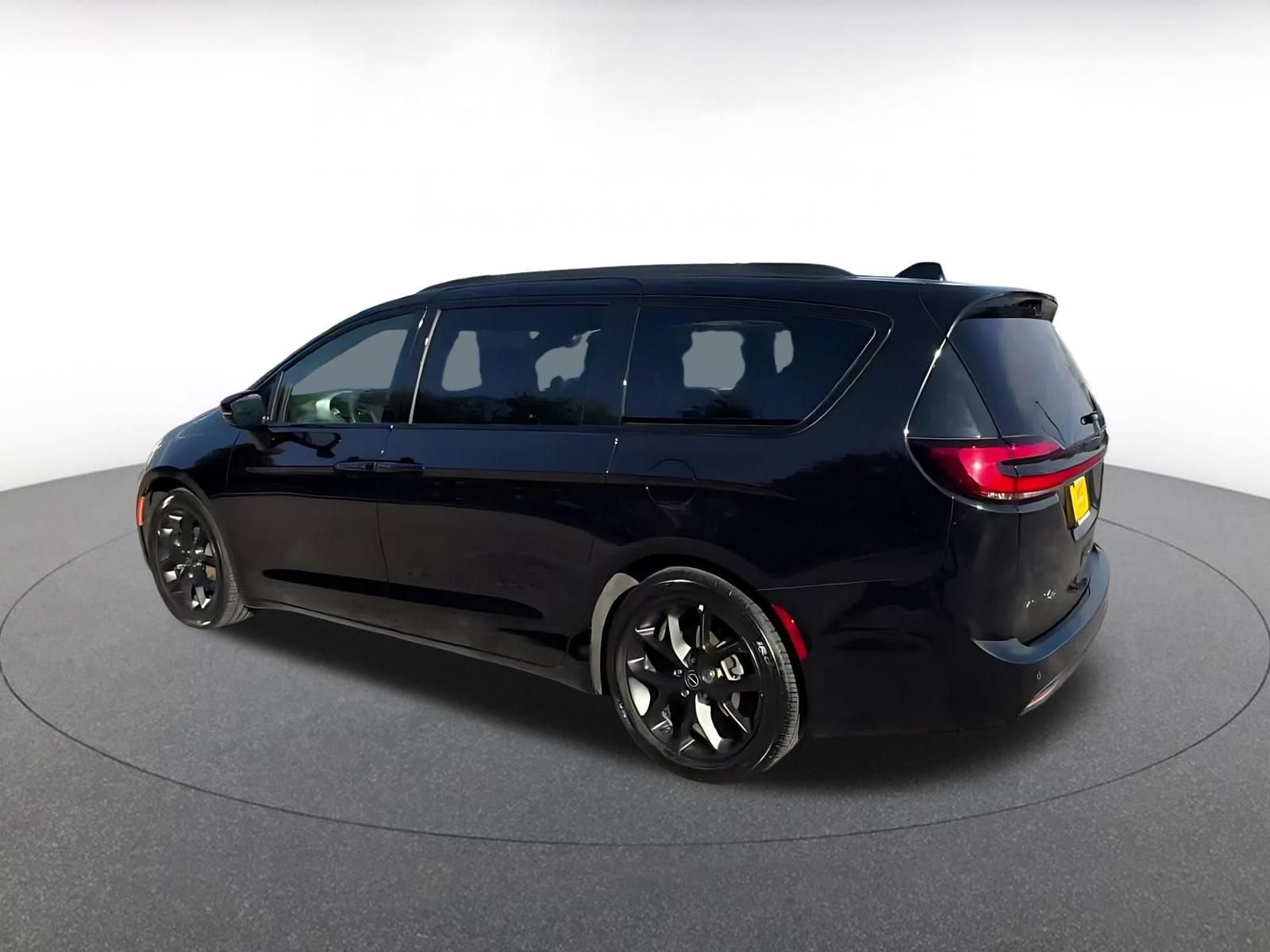 Used 2025 Chrysler Pacifica Limited FWD image 9