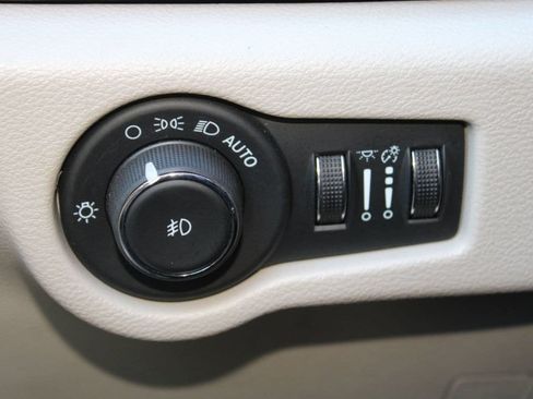 Used 2024 Chrysler Pacifica Touring-L FWD image 30