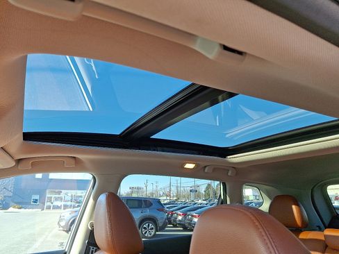 Used 2019 Nissan Rogue SL w/ Premium Package image 16