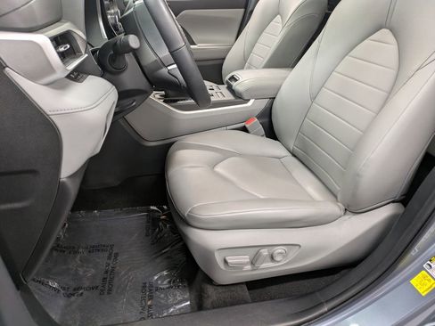 Used 2023 Toyota Highlander XLE AWD/4WD image 10